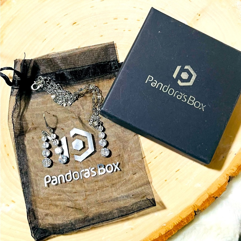 Brand new Pandora’s Box crystal necklace set